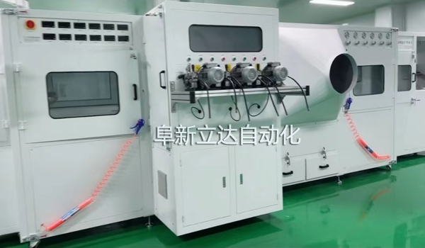 自動(dòng)噴金機(jī)是電容器生產(chǎn)中的關(guān)鍵設(shè)備，規(guī)格有三槍，雙面四槍、六槍、八槍，可按客戶需求定制，阜新立達(dá)自動(dòng)化裝備有限公司